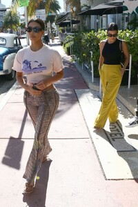 kim-kardashian-shopping-in-miami-12-03-2019-14.jpg