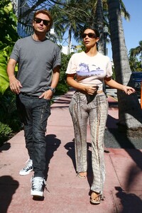 kim-kardashian-shopping-in-miami-12-03-2019-8.jpg