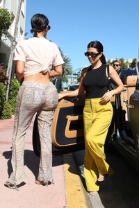 kourtney-kardashian-shopping-in-miami-12-03-2019-0.jpg