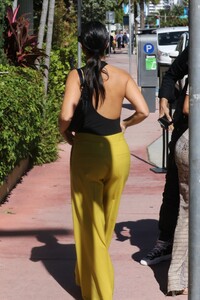 kourtney-kardashian-shopping-in-miami-12-03-2019-1.jpg