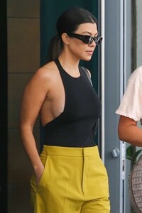 kourtney-kardashian-shopping-in-miami-12-03-2019-12.jpg