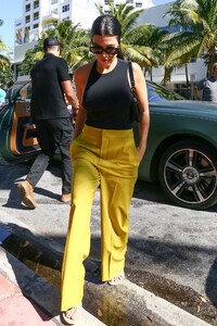 kourtney-kardashian-shopping-in-miami-12-03-2019-6.jpg