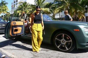 kourtney-kardashian-shopping-in-miami-12-03-2019-8.jpg