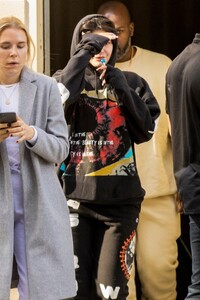 kylie-jenner-in-a-juice-wrld-sweatsuit-jewelry-shopping-at-polacheck-s-in-calabasas-12-17-2019-0.jpg