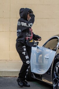 kylie-jenner-in-a-juice-wrld-sweatsuit-jewelry-shopping-at-polacheck-s-in-calabasas-12-17-2019-2.jpg