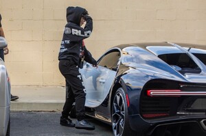 kylie-jenner-in-a-juice-wrld-sweatsuit-jewelry-shopping-at-polacheck-s-in-calabasas-12-17-2019-4.jpg