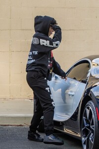 kylie-jenner-in-a-juice-wrld-sweatsuit-jewelry-shopping-at-polacheck-s-in-calabasas-12-17-2019-6.jpg