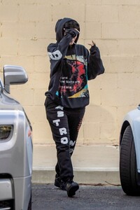 kylie-jenner-in-a-juice-wrld-sweatsuit-jewelry-shopping-at-polacheck-s-in-calabasas-12-17-2019-7.jpg