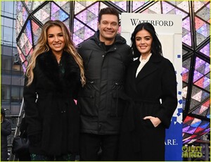lucy-hale-nye-rehearsals-ryan-seacrest-04.jpg