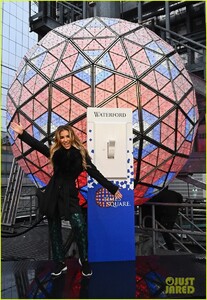 lucy-hale-nye-rehearsals-ryan-seacrest-17.jpg