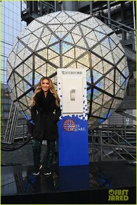 lucy-hale-nye-rehearsals-ryan-seacrest-22.jpg