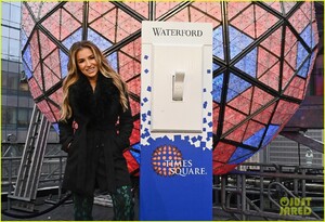 lucy-hale-nye-rehearsals-ryan-seacrest-23.jpg