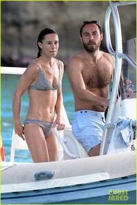 pippa-middleton-bikini-boat-ride-with-family-01.jpg