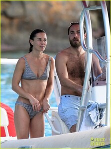 pippa-middleton-bikini-boat-ride-with-family-07.jpg