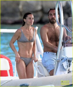 pippa-middleton-bikini-boat-ride-with-family-10.jpg