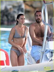 pippa-middleton-bikini-boat-ride-with-family-12.jpg