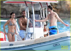 pippa-middleton-bikini-boat-ride-with-family-13.jpg