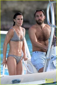 pippa-middleton-bikini-boat-ride-with-family-15.jpg