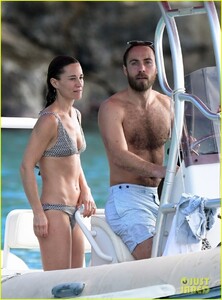 pippa-middleton-bikini-boat-ride-with-family-16.jpg