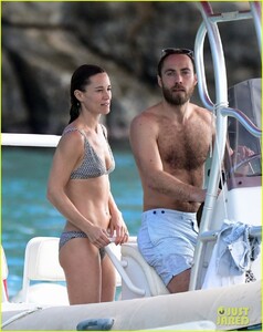 pippa-middleton-bikini-boat-ride-with-family-19.jpg