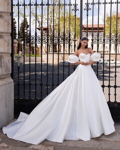 pronovias_72573574_379118132970491_2898355432009404312_n.jpg