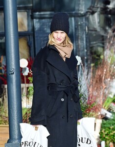 rosie-huntington-whiteley-shopping-in-london-12-24-2019-0.thumb.jpg.d8981f6cfe1a62961dedf328d7cad56c.jpg