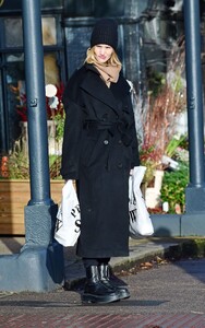 rosie-huntington-whiteley-shopping-in-london-12-24-2019-1.thumb.jpg.881e95a479081e561d6f08a2151bec76.jpg