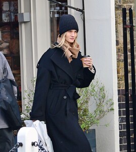 rosie-huntington-whiteley-shopping-in-london-12-24-2019-2.thumb.jpg.8d57ebf581057b2ece060150d3439b00.jpg