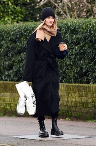 rosie-huntington-whiteley-shopping-in-london-12-24-2019-3.thumb.jpg.1febf1087b776e29c894d4dcb2d7403b.jpg