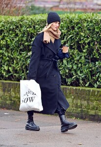 rosie-huntington-whiteley-shopping-in-london-12-24-2019-5.thumb.jpg.1e6ef275618752cf4547e06869d8364d.jpg