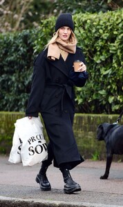 rosie-huntington-whiteley-shopping-in-london-12-24-2019-6.thumb.jpg.6e1834aa120453424dcd8fe718303fe5.jpg