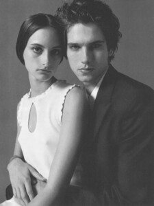 steven_meisel-a_whiter_shade_of_pale-vogue_italia_n.572-april_1998_5.jpg.18073590e20e7b2315909af9ebff08fc.jpg