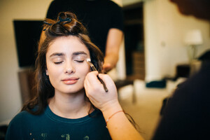 taylor-hill-getting-ready-gq-moty-2019-vogue-portugal-2.thumb.jpg.d9114c0b7261b44b68106725e86d3365.jpg