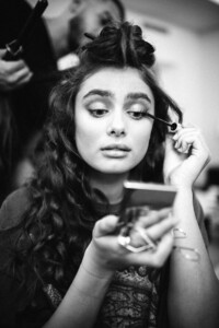 taylor-hill-getting-ready-gq-moty-2019-vogue-portugal-6.thumb.jpg.d4fb4468996e52b1a14cad069eca4b39.jpg