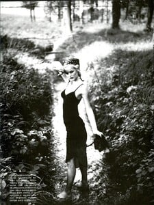 von_Unwerth_Vogue_Italia_September_1995_04.thumb.jpg.8b8fb5113f586aa10425b925d37b057a.jpg