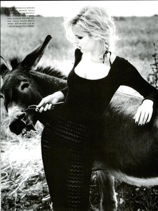 von_Unwerth_Vogue_Italia_September_1995_08.thumb.jpg.863356f76ac5e238185dc8b8c02d5e43.jpg
