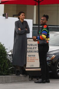 zendaya-shops-at-club-monaco-in-la-12-22-2019-2.jpg