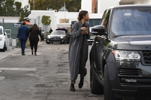 zendaya-shops-at-club-monaco-in-la-12-22-2019-3.jpg