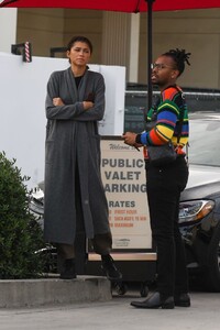 zendaya-shops-at-club-monaco-in-la-12-22-2019-5.jpg