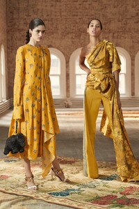 00004-oscar-de-la-renta-new-york-pre-fall-2019.thumb.jpg.733399c00d2c028e31db56a01843f16e.jpg
