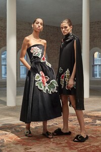 00008-oscar-de-la-renta-new-york-pre-fall-2019.thumb.jpg.a76b2db08335d380757fa0a25729a1c6.jpg