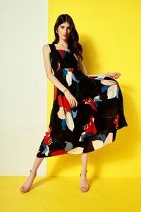 00012-Elie-Tahari-Pre-Fall-2020.thumb.jpg.60f956e7cc9c23783b4515136cc455a9.jpg