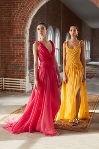 00014-oscar-de-la-renta-new-york-pre-fall-2019.thumb.jpg.82c1987c4d3b41276e952ee58f8ce079.jpg