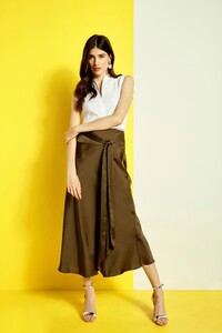 00015-Elie-Tahari-Pre-Fall-2020.thumb.jpg.561eac85ca886396b955bedd035a3da5.jpg