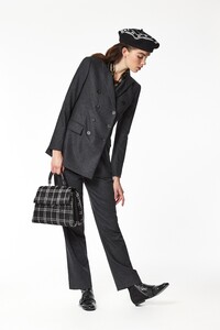 00019-emporio-armani-pre-fall-2020.thumb.jpg.33a4670cb1be703610b2d07c2b861905.jpg