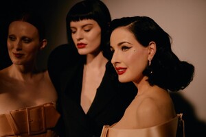 0427_JeanPaulGaultier_Couture_Vogue_22Jan2020_Credit-Jamie-Stoker.thumb.jpg.8ae26a4b8cacbb9bc4aeb5e3ca3d02cb.jpg
