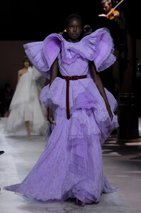 1000552565_GivenchyRunwayParisFashionWeekHauteCouturecg6QWxwcdlmx.thumb.jpg.144e37e5f09b431c8295224d8cba557e.jpg