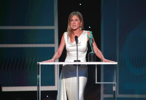 Jennifer+Aniston+26th+Annual+Screen+Actors+7_lHgUSttTmx.jpg