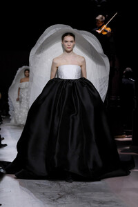 1006077302_GivenchyRunwayParisFashionWeekHauteCoutureNMhI-XXsMEkx.thumb.jpg.49243fe4d4cb02b40a56db28aa7f5d2f.jpg