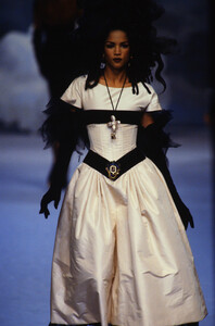 1022162168_chanel-hc-ss-1992(5).thumb.jpg.d5e3559e1b71795ee3aa395ce362257f.jpg